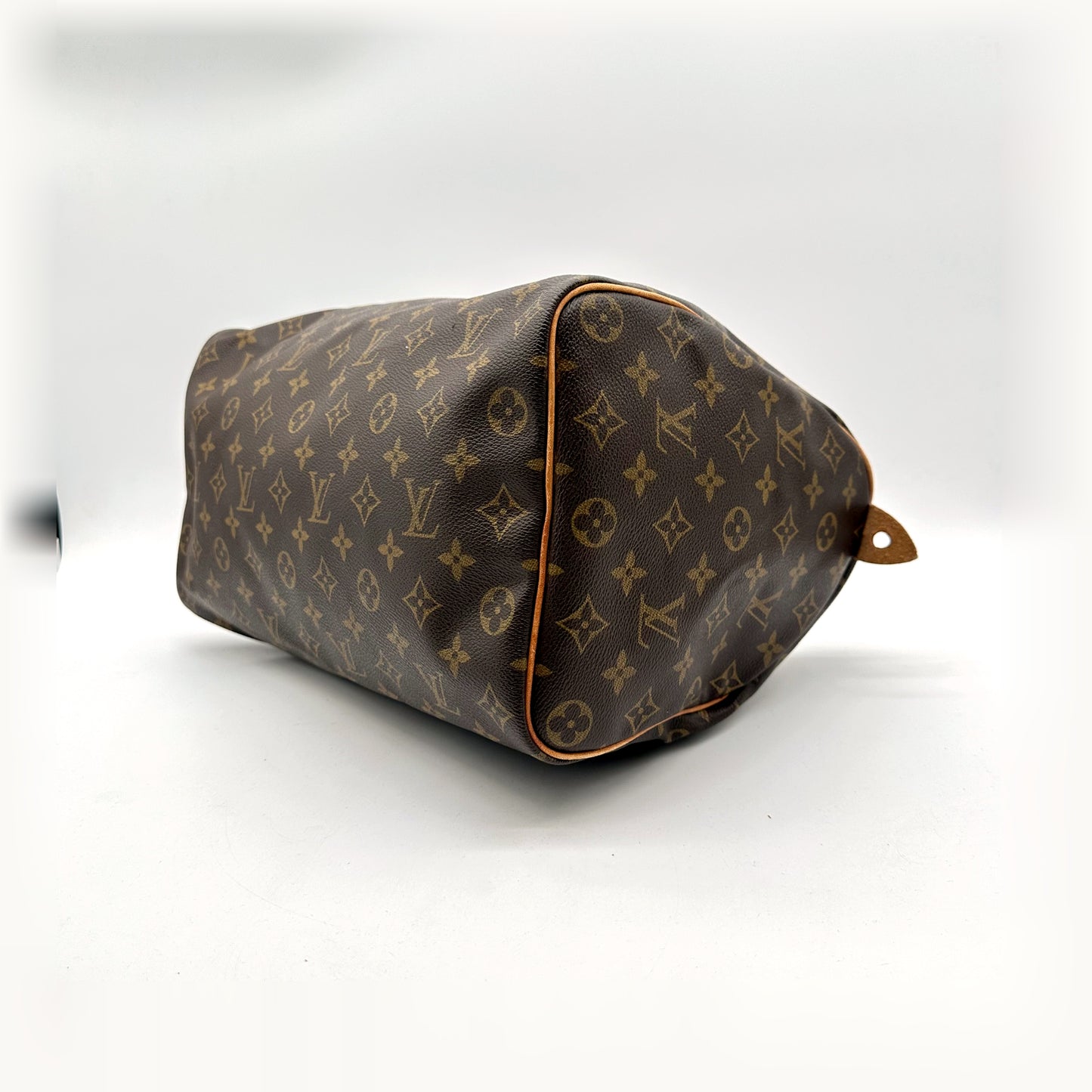 Louis Vuitton Speedy 35 toile Monogram - coin inférieur et arête de la base