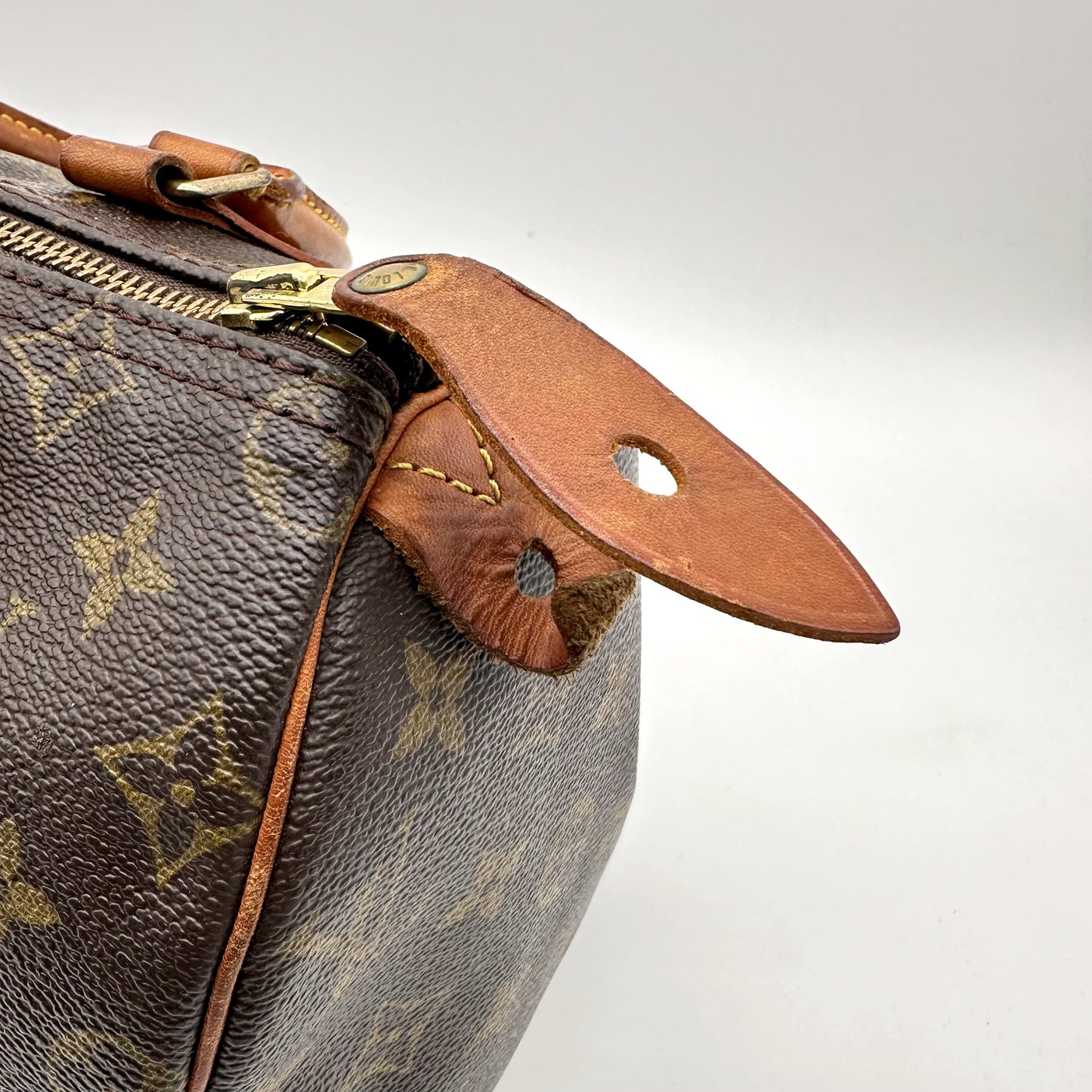 Louis Vuitton Speedy 25 Toile Monogram - détail de la patte de cuir latérale et du zip