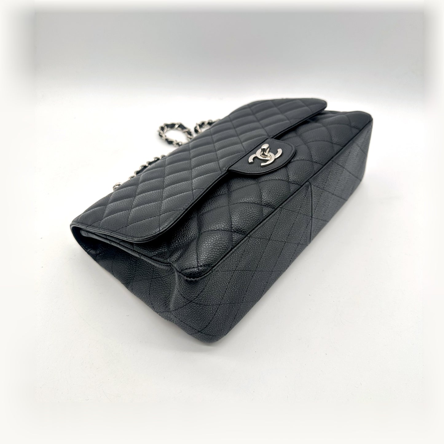 Chanel Timeless 30 cm Cuir Caviar Noir - vue de trois quarts arrière
