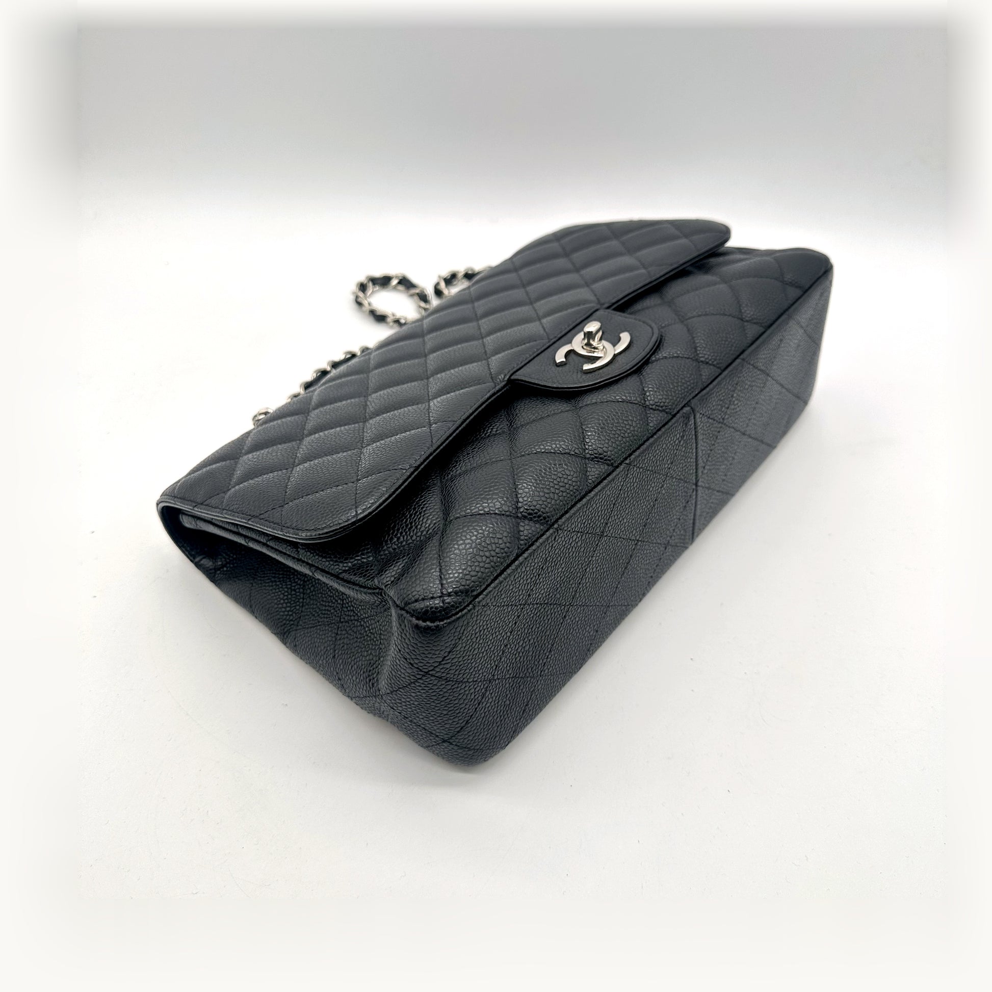 Chanel Timeless 30 cm Cuir Caviar Noir - vue de trois quarts arrière