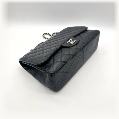 Chanel Timeless 30 cm Cuir Caviar Noir - vue de trois quarts arrière