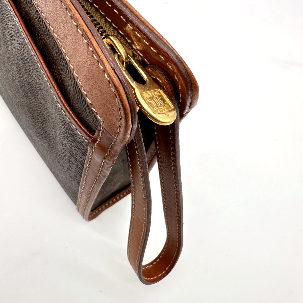 Céline Pochette Toile Macadam - détail de la dragonne et de la tirette