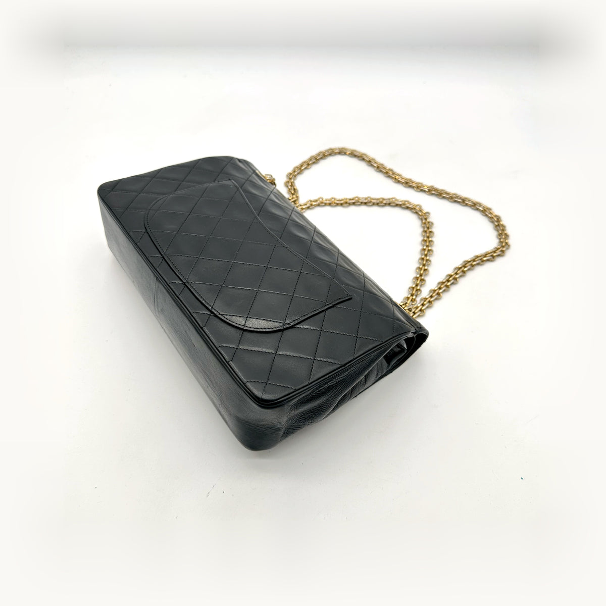 Chanel Timeless 25 cm Cuir d'agneau Noir - vue en angle, coin supérieur