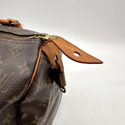 Louis Vuitton Speedy 30 Toile Monogram - détail de la patte de cuir latérale et du zip