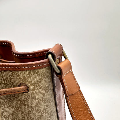 Céline Seau Toile Macadam Beige - détail du haut du sac et de l'attache de bandoulière