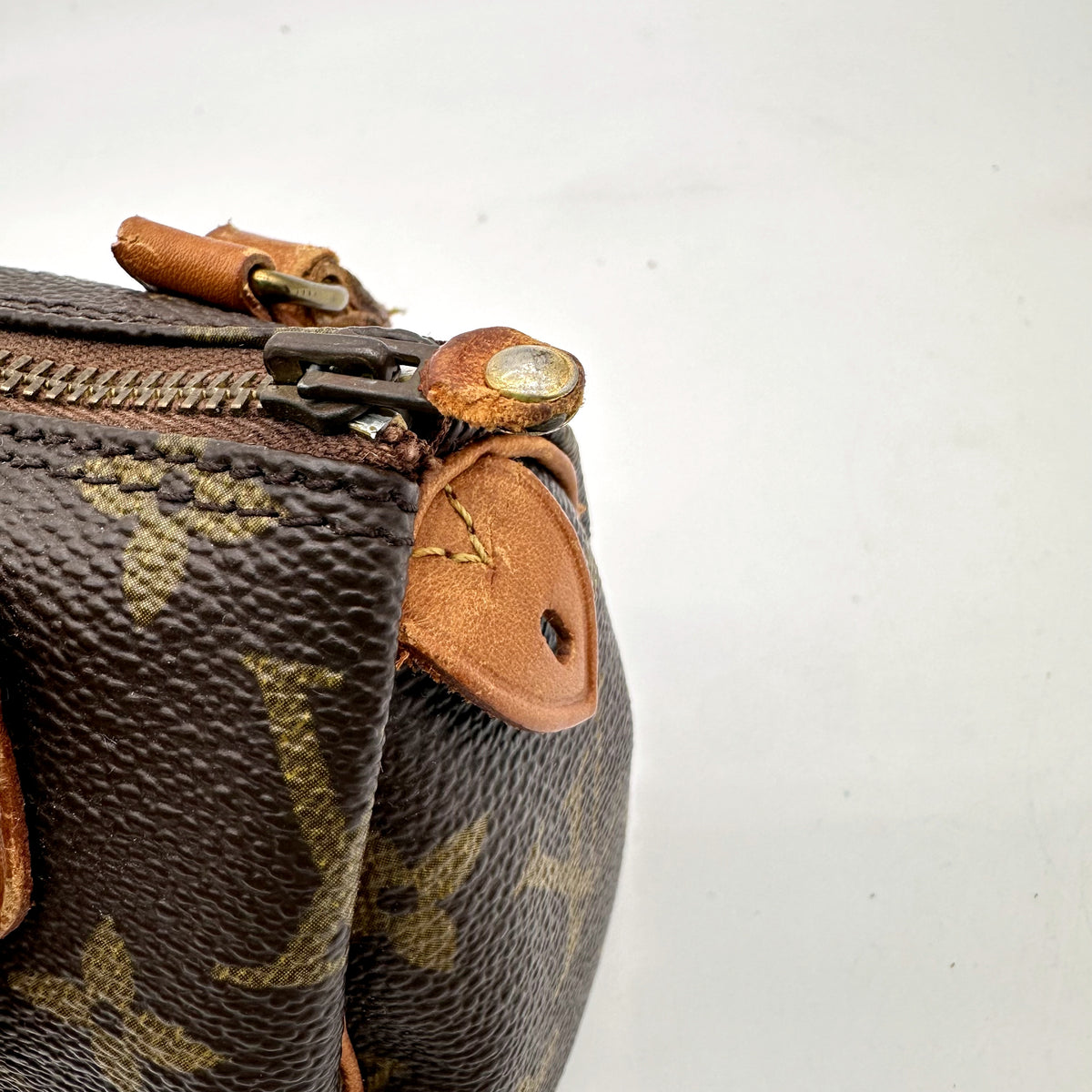 Louis Vuitton Nano Speedy Toile Monogram - détail du zip, de sa tirette et de la patte de cuir