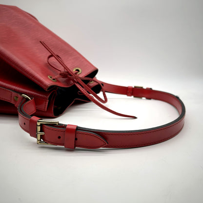 Louis Vuitton Petit Noé Cuir Épi Rouge - détail de la bandoulière et de sa boucle de réglage