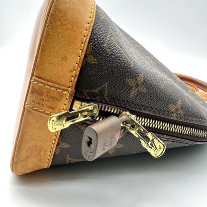 Louis Vuitton Alma Toile Monogram - détail de la patte de cuir, du zip et de la serrure