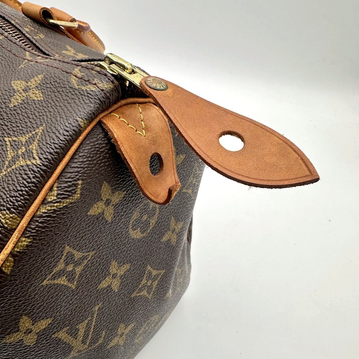 Louis Vuitton Speedy 35 Toile Monogram - détail de la patte de cuir latérale et du zip