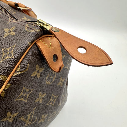Louis Vuitton Speedy 35 Toile Monogram - détail de la patte de cuir latérale et du zip