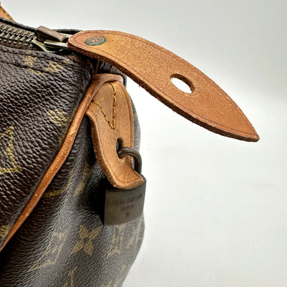 Louis Vuitton Speedy 35 Toile Monogram - détail de la patte de cuir latérale et du zip