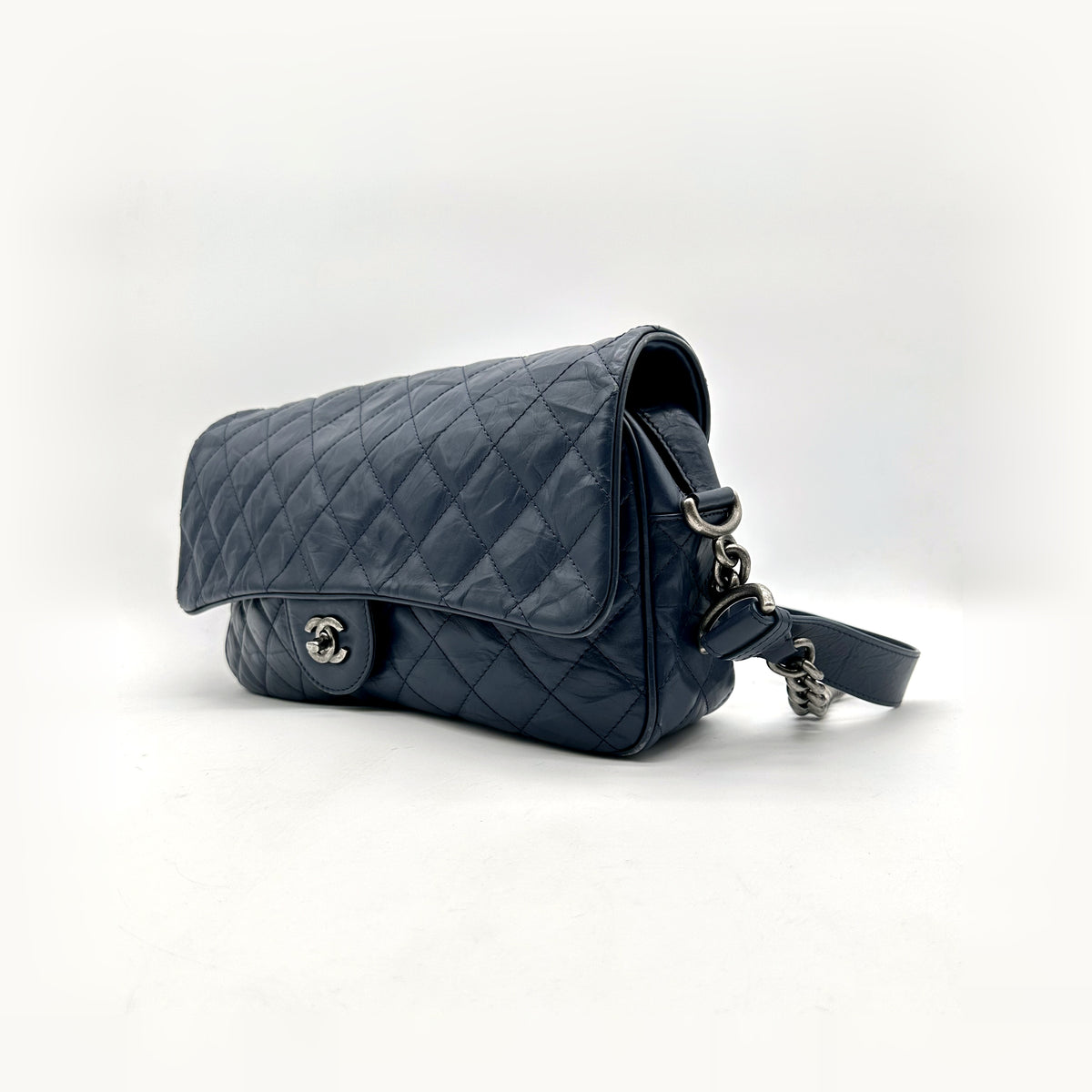 Chanel Matelassé Cuir Bleu Marine - vue de trois quarts, rabat fermé