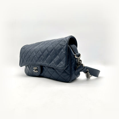 Chanel Matelassé Cuir Bleu Marine - vue de trois quarts, rabat fermé