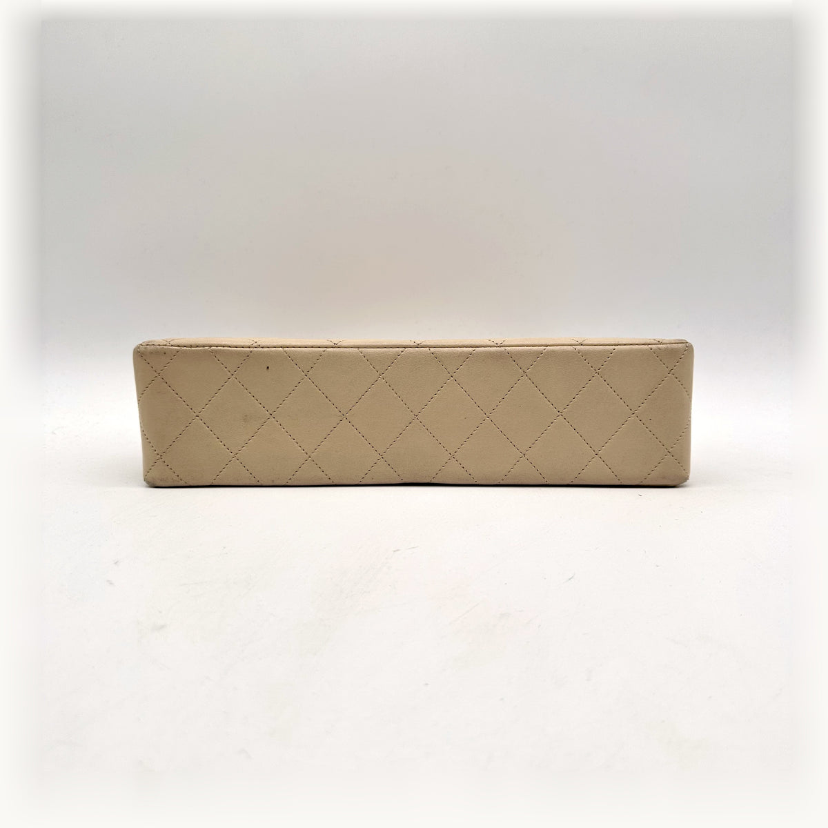 Chanel Diana Cuir d'agneau Beige - vue de la tranche, base du sac