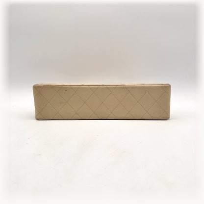 Chanel Diana Cuir d'agneau Beige - vue de la tranche, base du sac