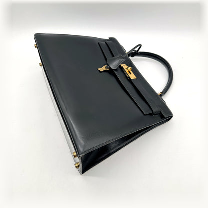 Hermès Kelly 32 Cuir Box Calf Noir - vue de dessus, rabat et sangles
