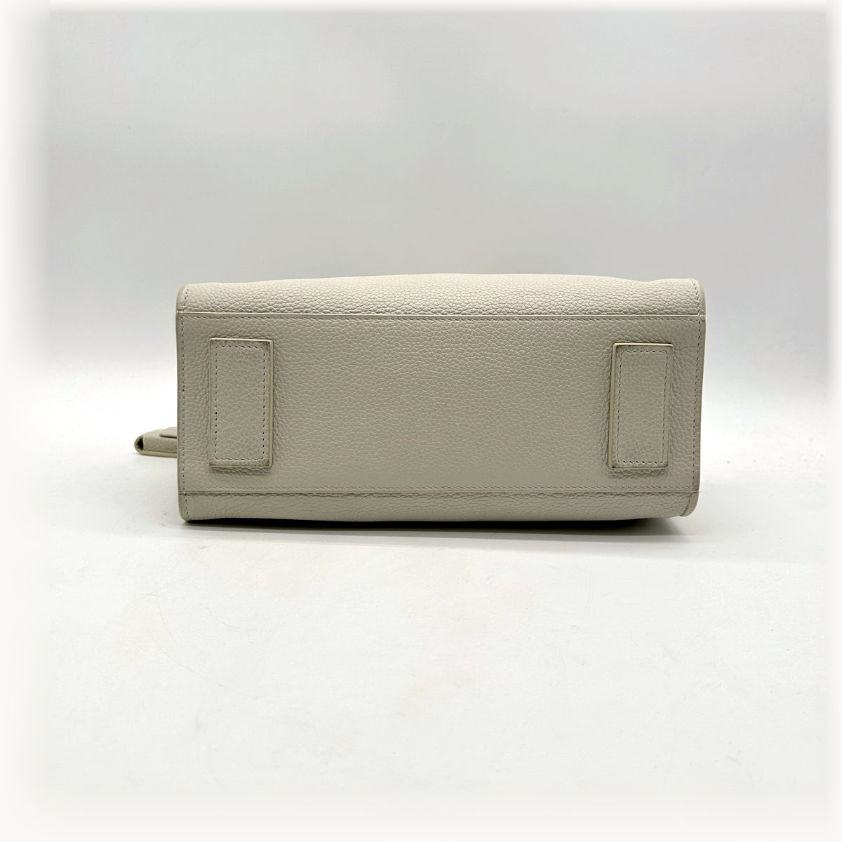 Saint Laurent Sac de Jour Baby Cuir Grainé Blanc Cassé - vue du dessous, base du sac