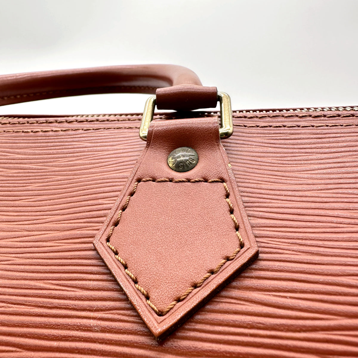 Louis Vuitton Speedy 35 Cuir Épi Terracotta - détail d'une attache d'anse et de son rivet