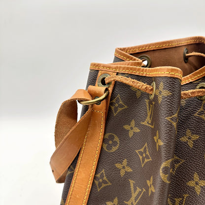 Louis Vuitton Petit Noé Toile Monogram - détail du haut du sac, œillets et bandoulière