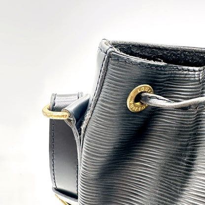 Louis Vuitton Petit Noé Cuir Épi Noir - détail du haut du sac et d'un œillet doré