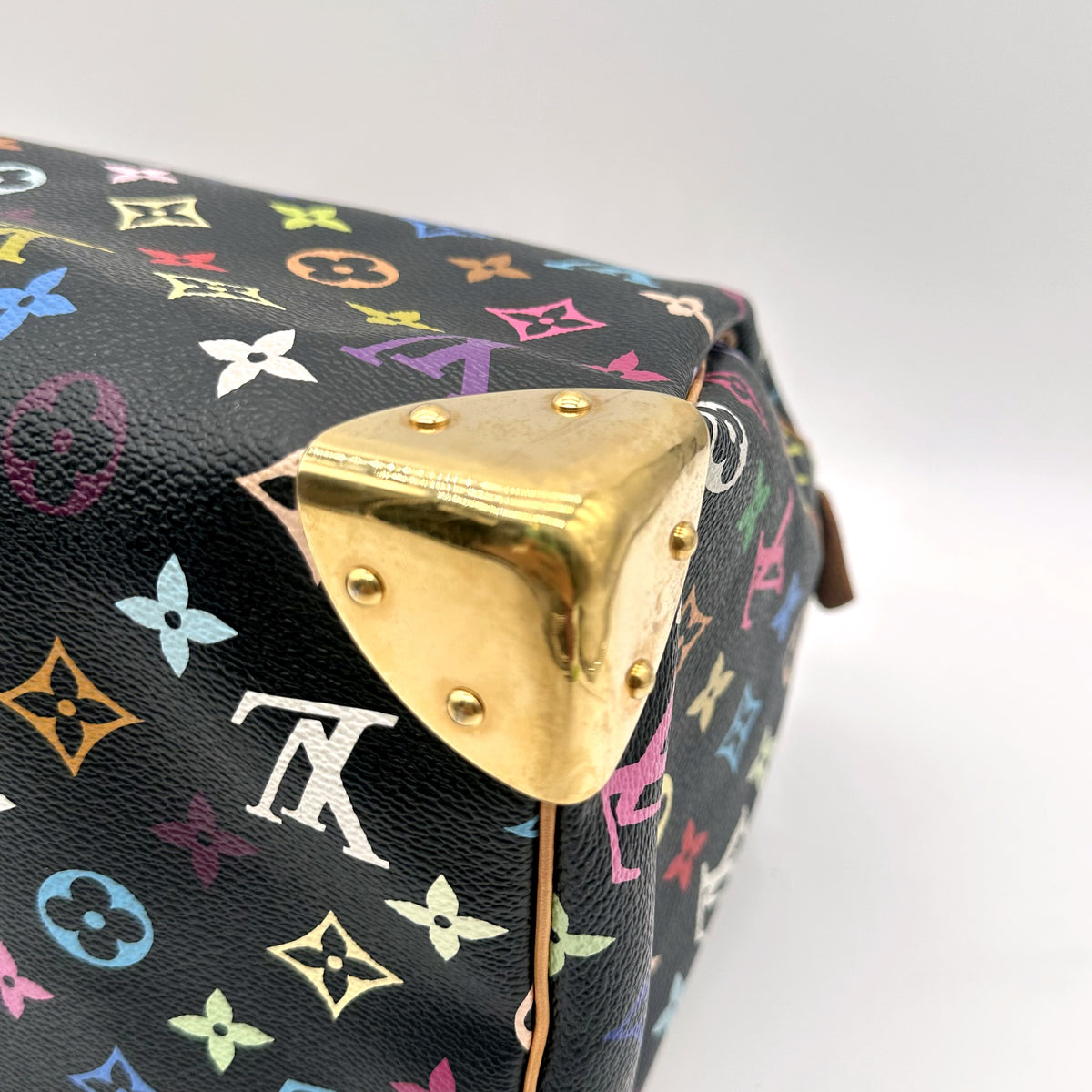 Louis Vuitton Speedy 30 Toile Monogram Multicolore Noir - détail d'un coin doré et de la toile