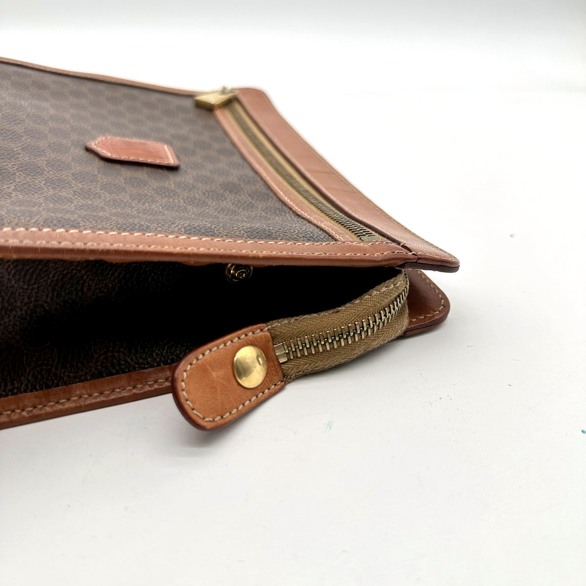 Céline Pochette Toile Macadam - poche avant ouverte