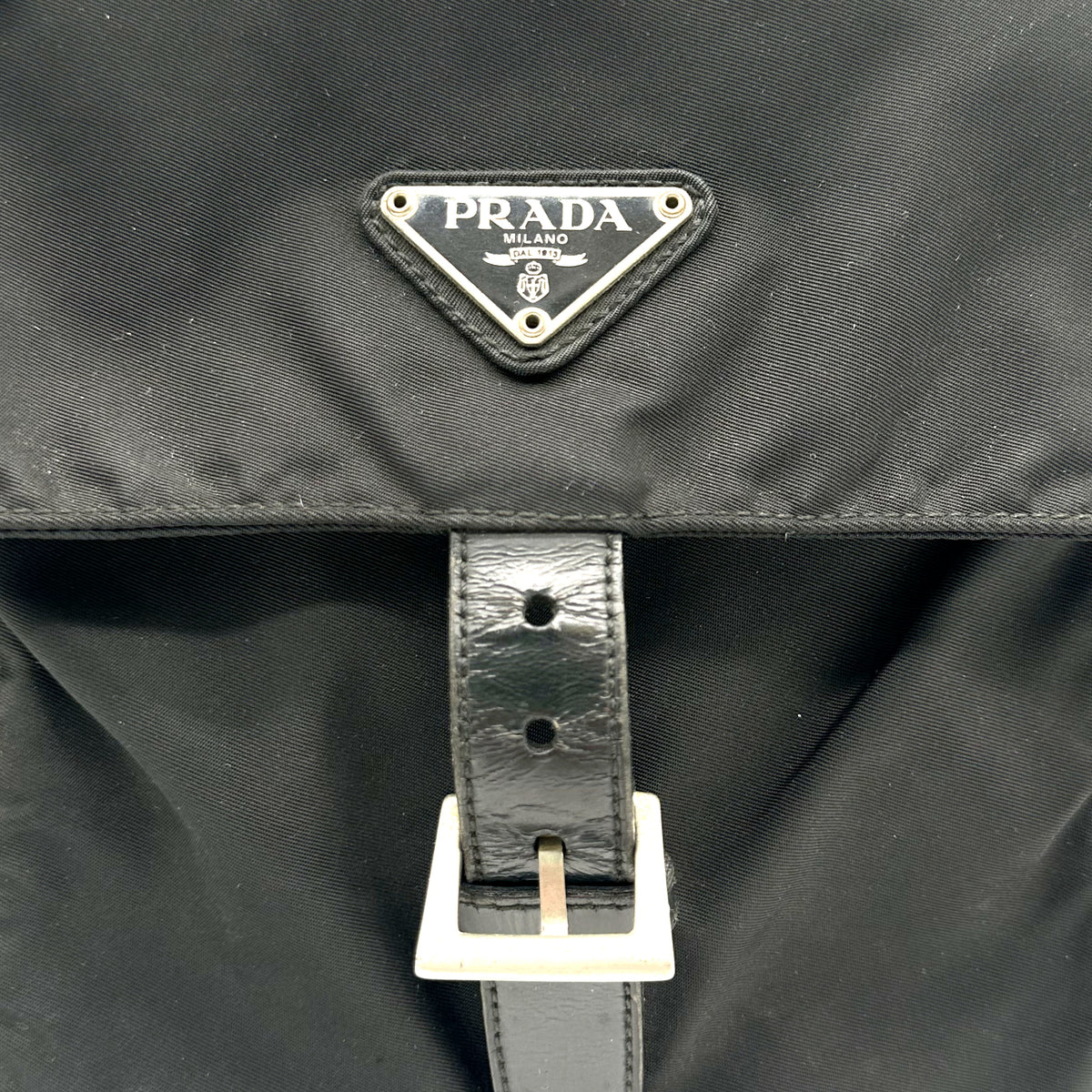 Prada Sac bandoulière Nylon Noir - détail de la plaque et de la boucle du rabat