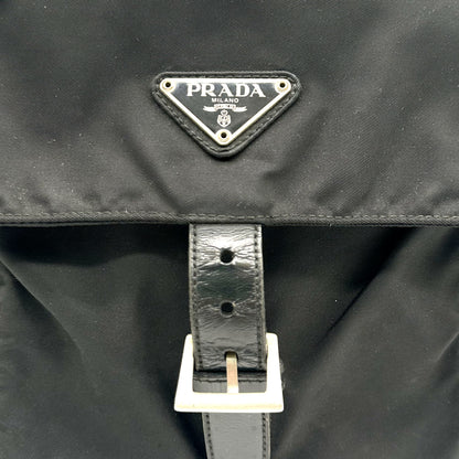 Prada Sac bandoulière Nylon Noir - détail de la plaque et de la boucle du rabat