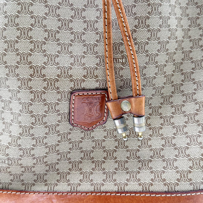 Céline Seau Toile Macadam Beige - détail de l'écusson de cuir et des embouts du cordon