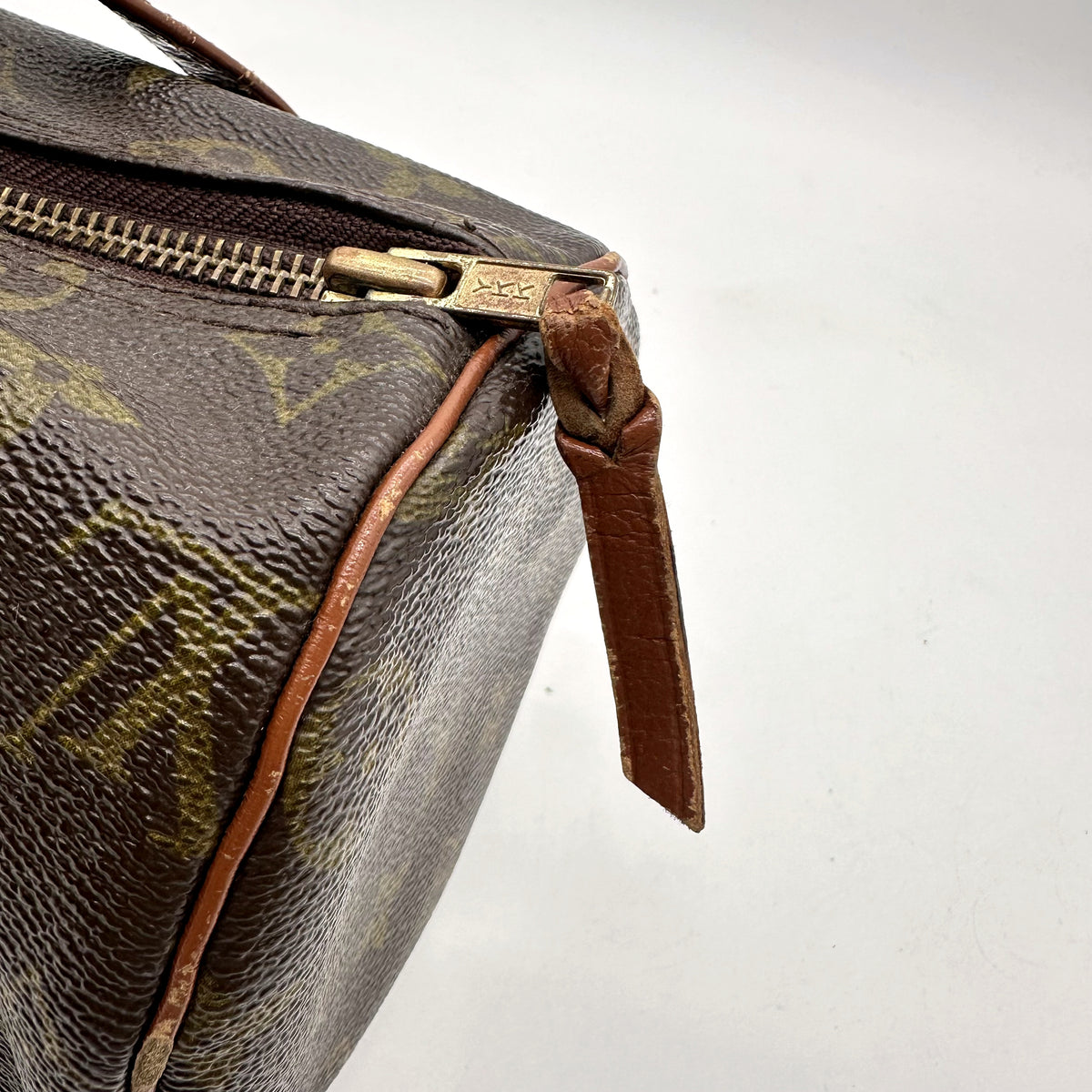 Louis Vuitton Papillon 26 Toile Monogram - détail du zip et de sa tirette