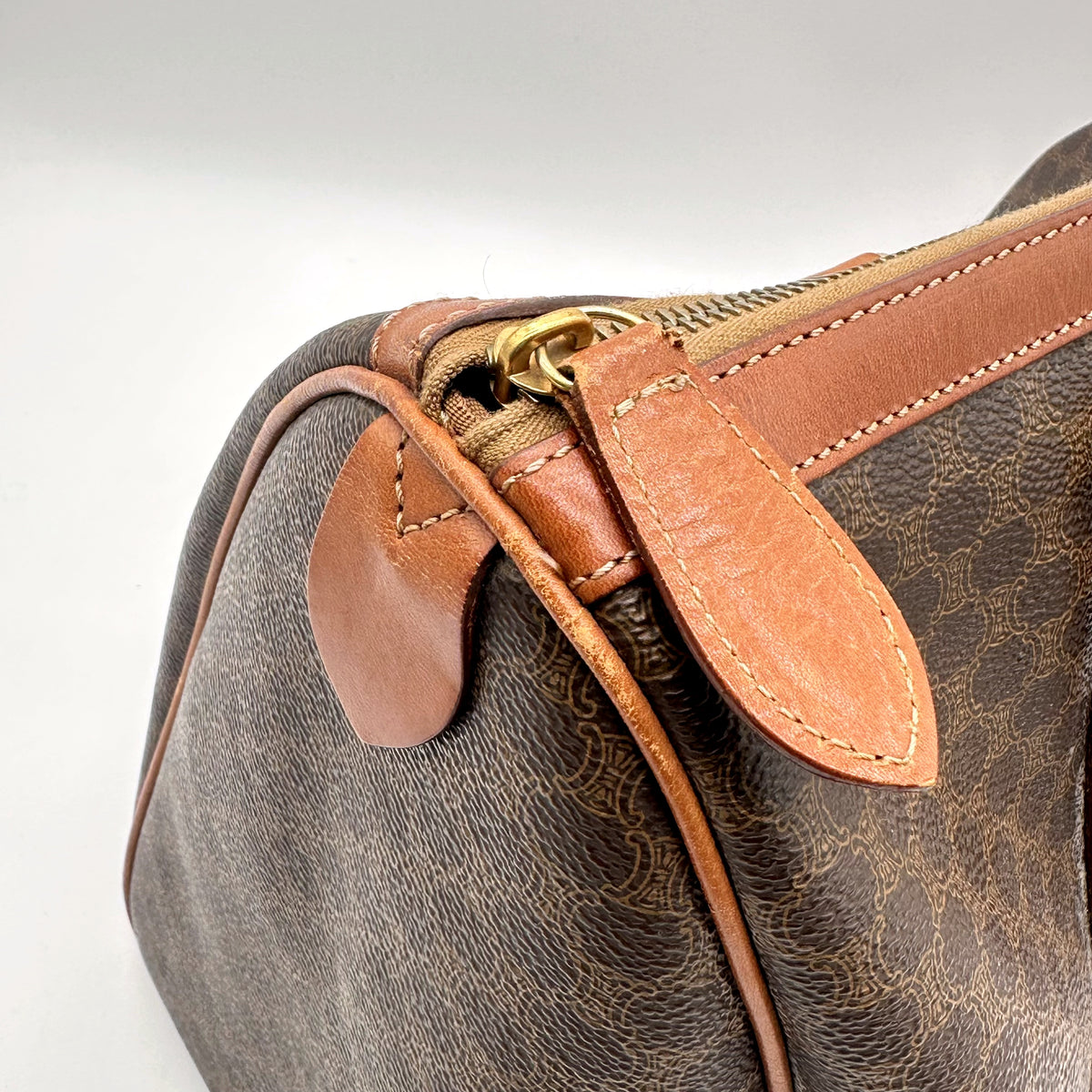 Céline Boston Toile Macadam Brun - détail de la patte d'extrémité et du zip