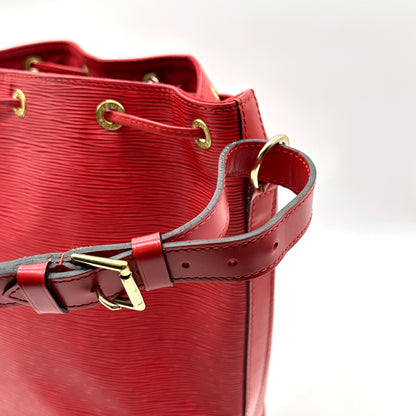 Louis Vuitton Noé Cuir Épi Rouge - détail du col, des œillets et de la boucle