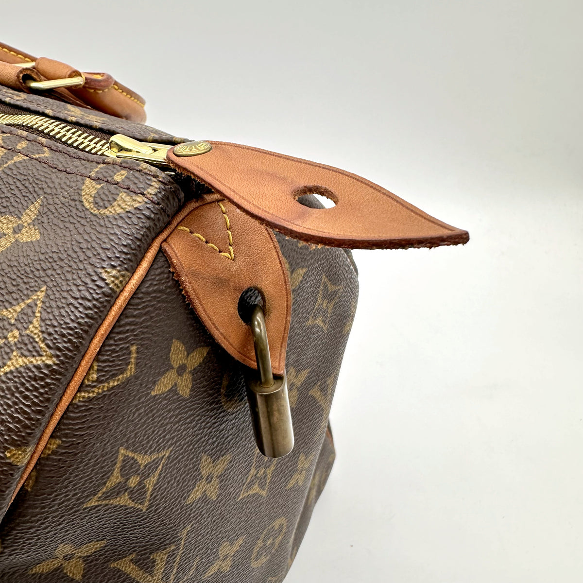 Louis Vuitton Speedy 30 Toile Monogram - détail de la patte de cuir latérale et du zip