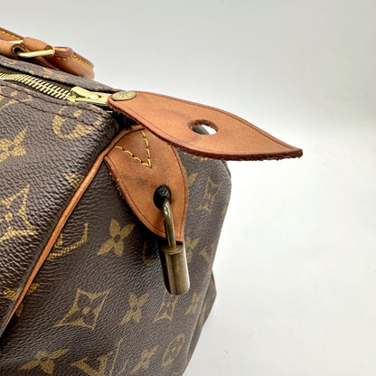 Louis Vuitton Speedy 30 Toile Monogram - détail de la patte de cuir latérale et du zip