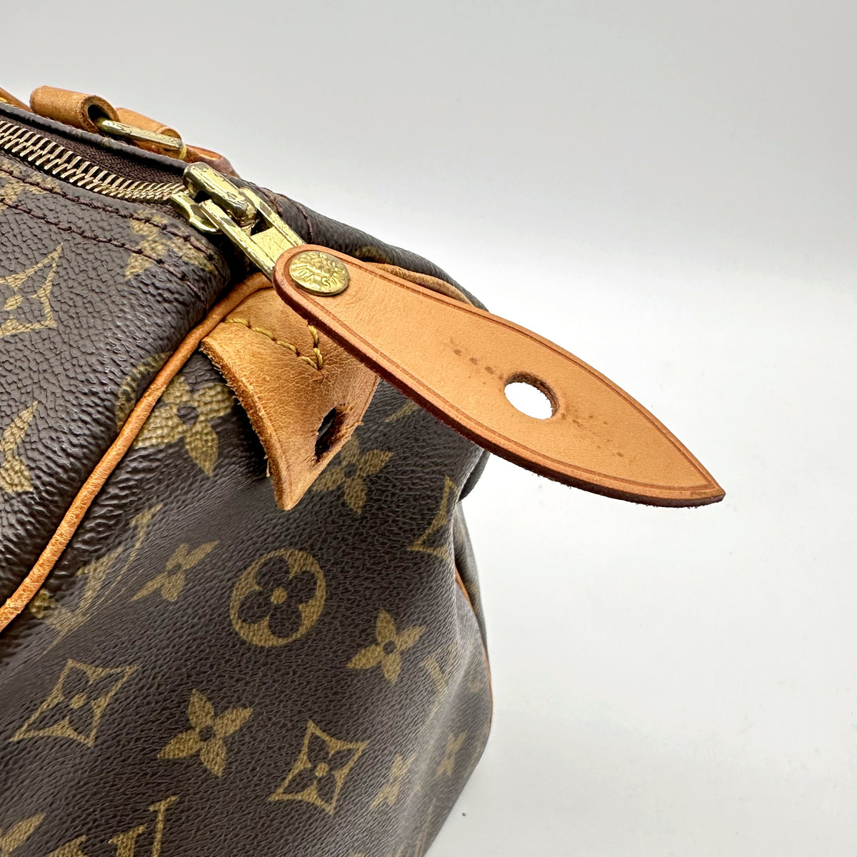 Louis Vuitton Speedy 30 Toile Monogram - détail de la patte de cuir latérale et du zip