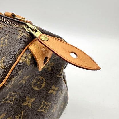 Louis Vuitton Speedy 30 Toile Monogram - détail de la patte de cuir latérale et du zip