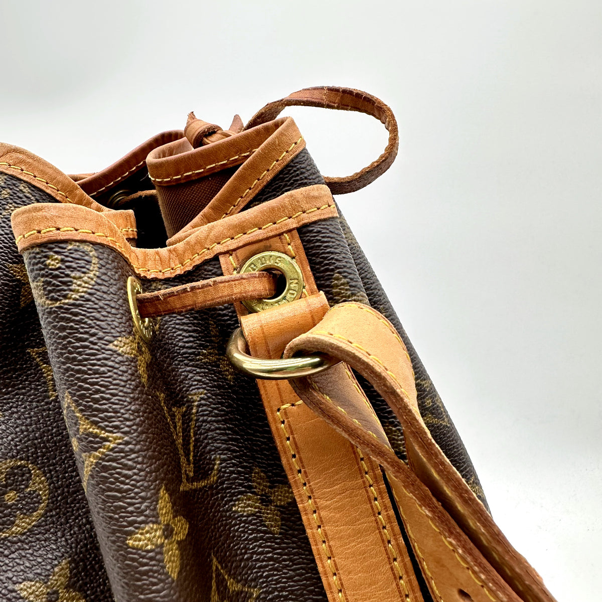 Louis Vuitton Noé Toile Monogram - détail du col, des œillets et du cordon