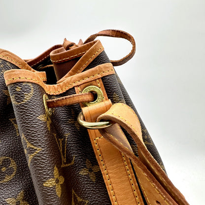 Louis Vuitton Noé Toile Monogram - détail du col, des œillets et du cordon