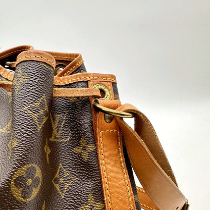 Louis Vuitton Petit Noé Toile Monogram - détail du col et de l'attache de bandoulière