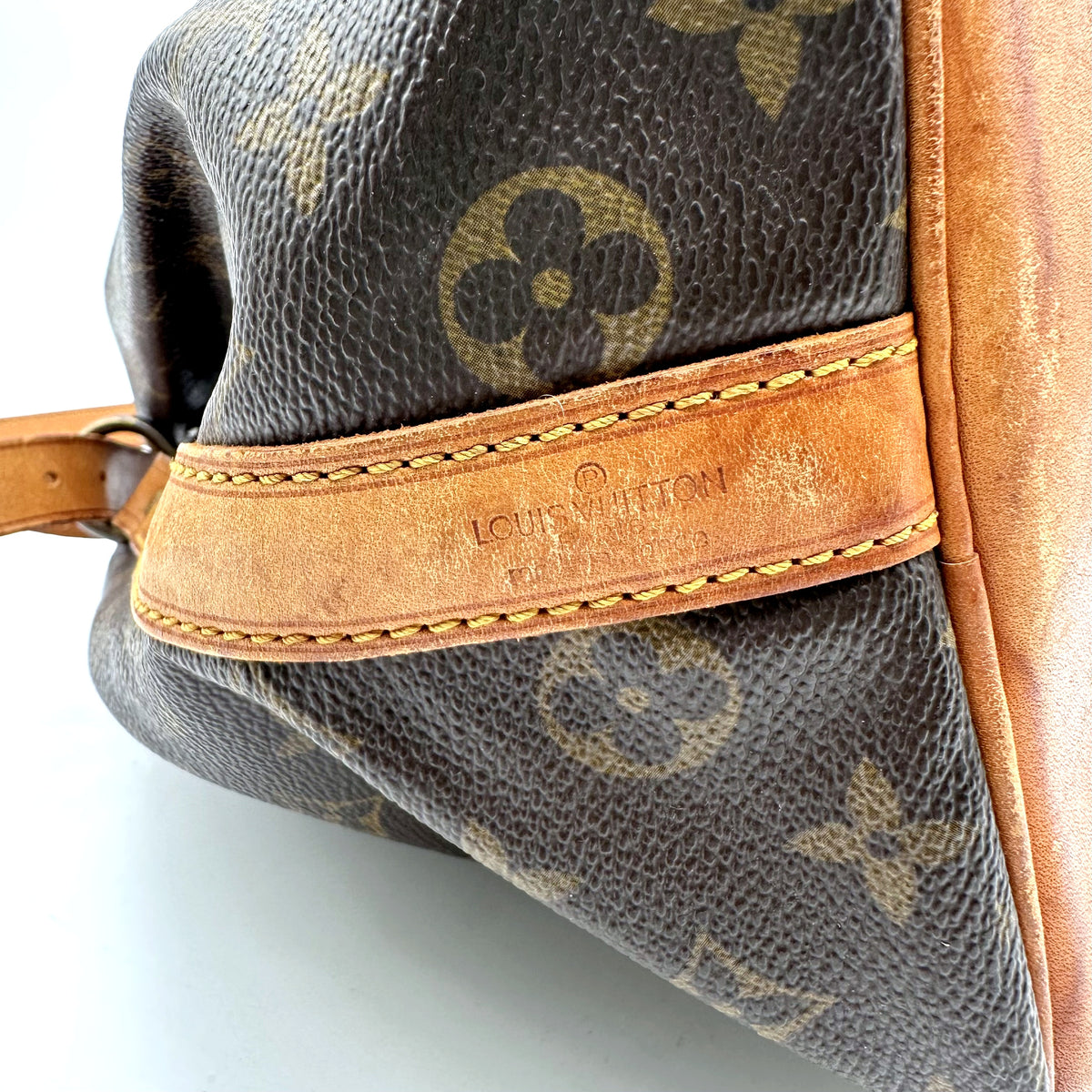 Louis Vuitton Noé Toile Monogram - détail de la bande de cuir et de la toile