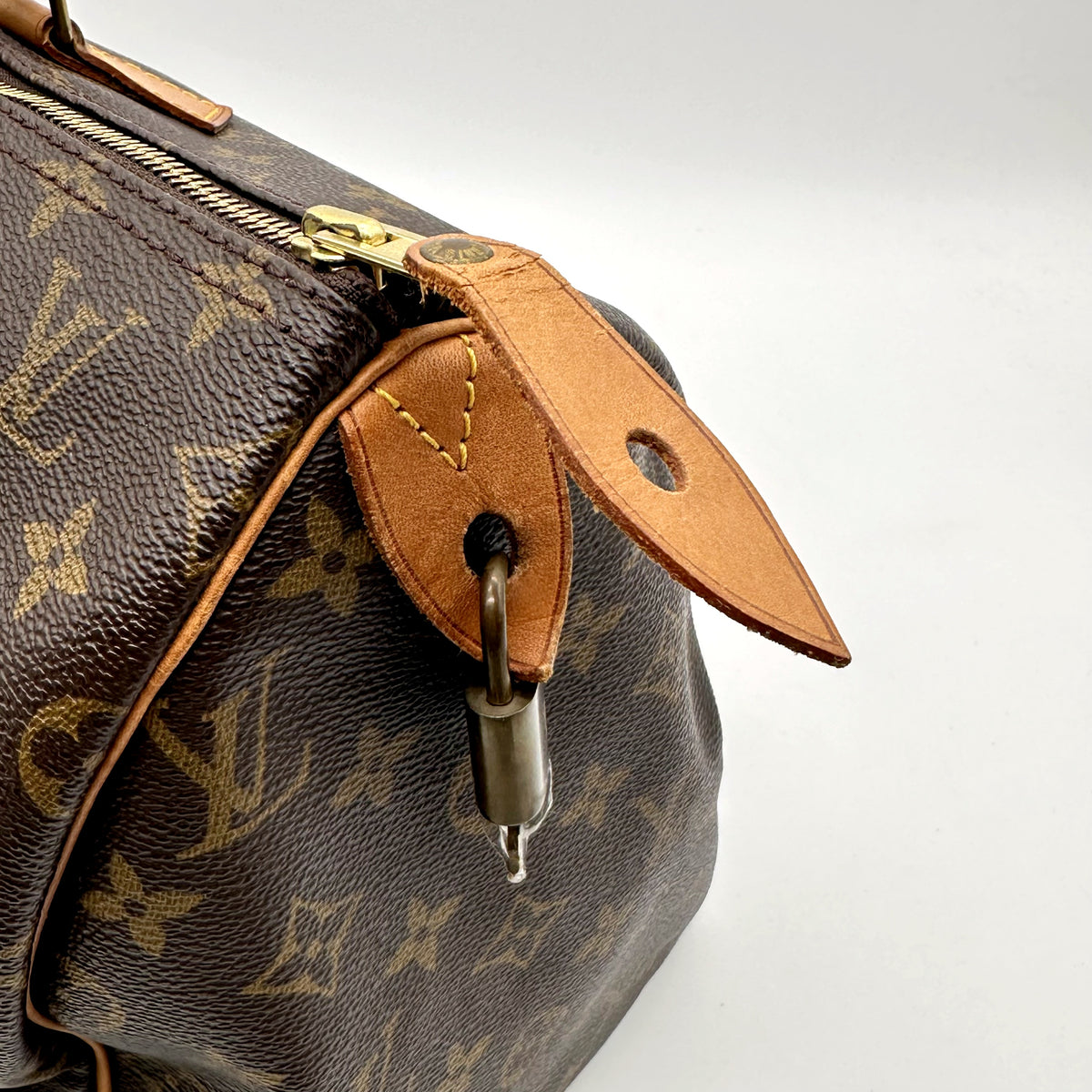 Louis Vuitton Speedy 40 Toile Monogram - détail de la patte de cuir latérale et du zip