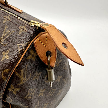 Louis Vuitton Speedy 40 Toile Monogram - détail de la patte de cuir latérale et du zip