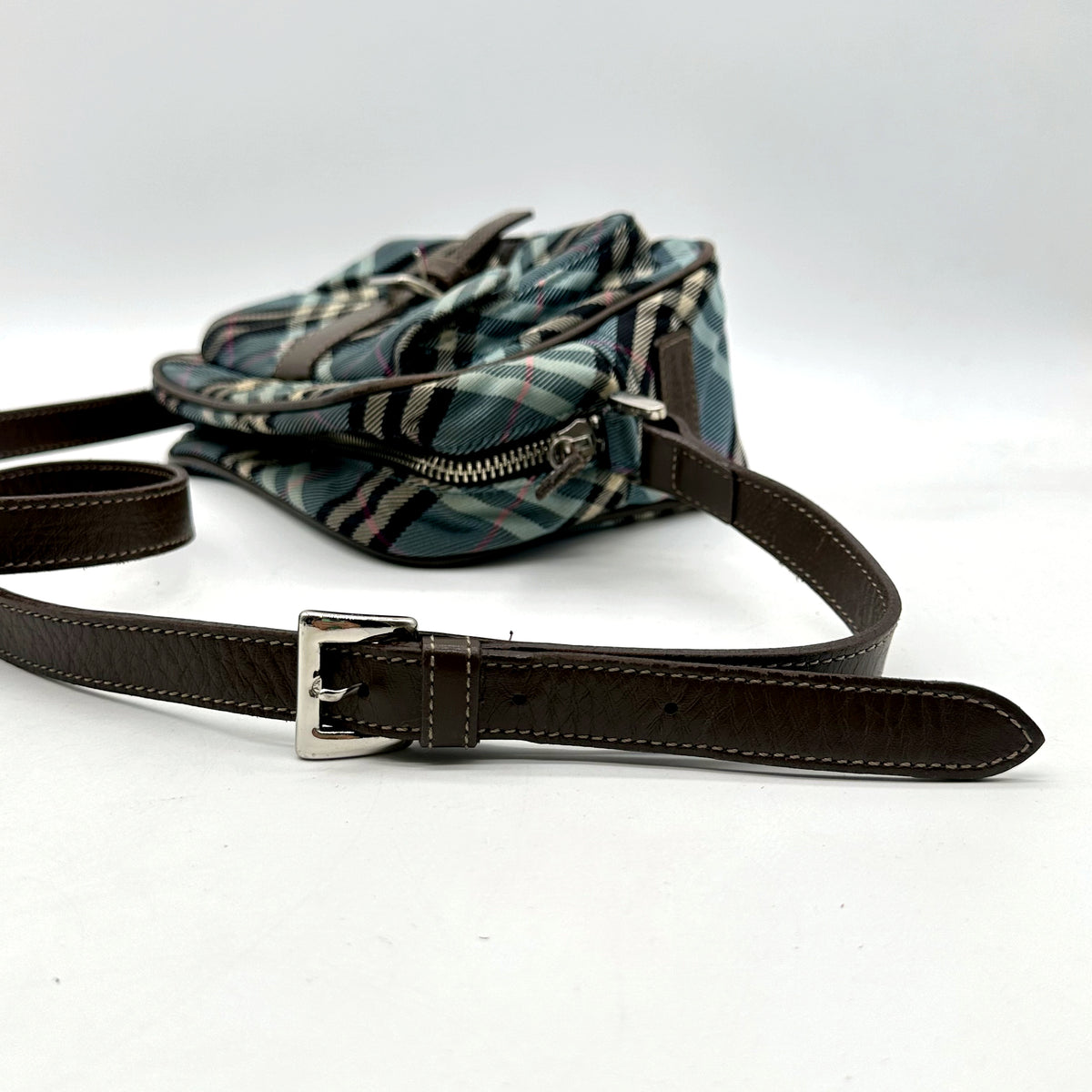 Burberry Sac bandoulière Toile Check Bleue - détail de la bandoulière et de sa boucle de réglage