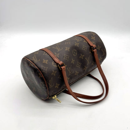 Louis Vuitton Papillon 26 Toile Monogram - vue en angle, cylindre couché