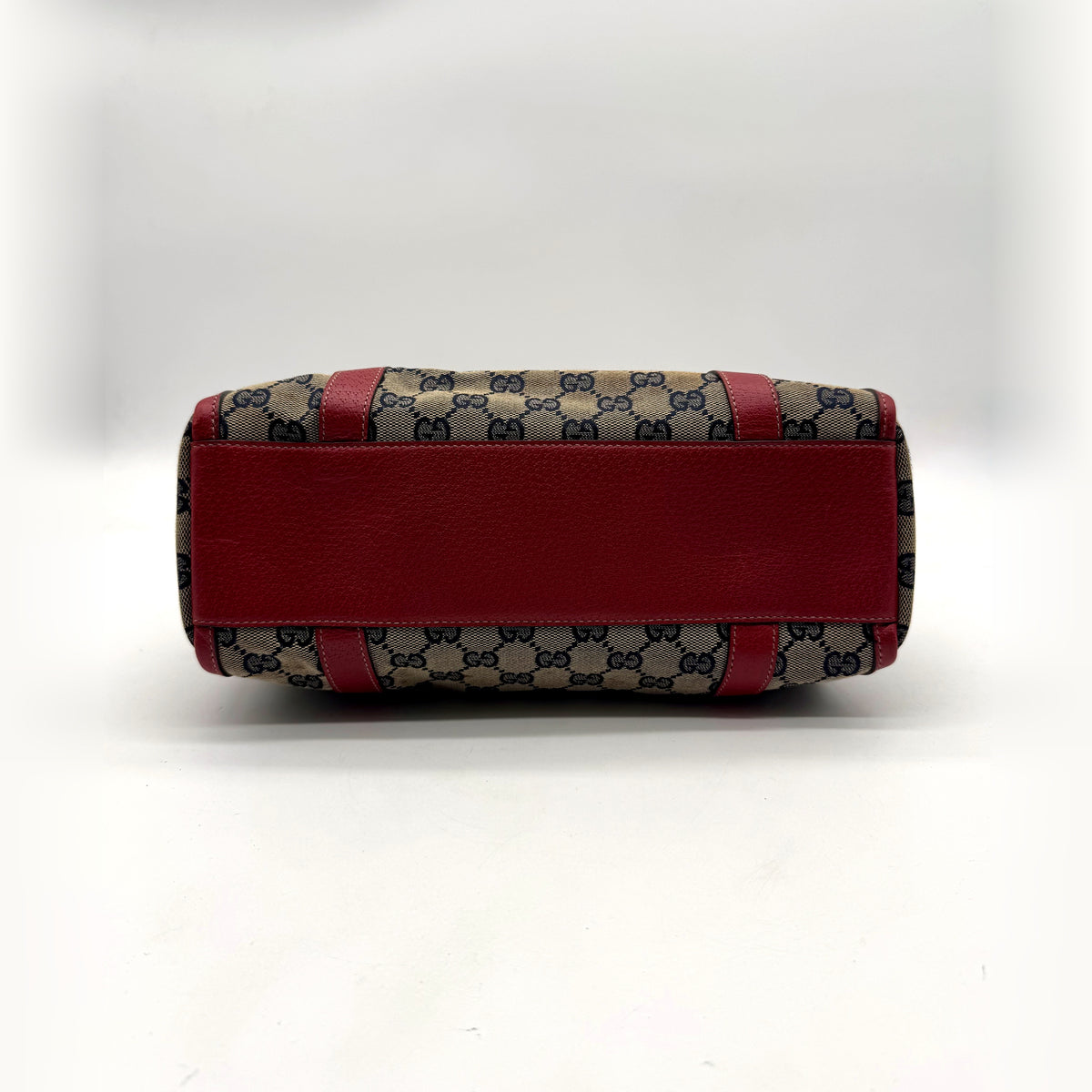 Gucci Boston Abbey Toile GG et Cuir Rouge - vue du dessous, base en cuir