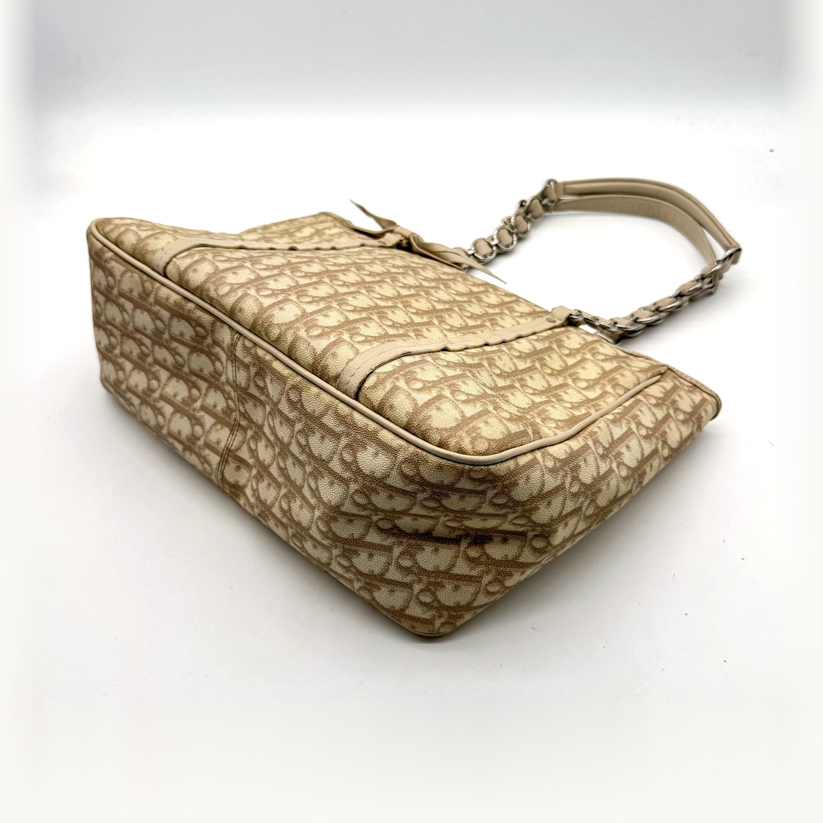 Dior Cabas Toile Trotter Beige - vue du dessous en angle