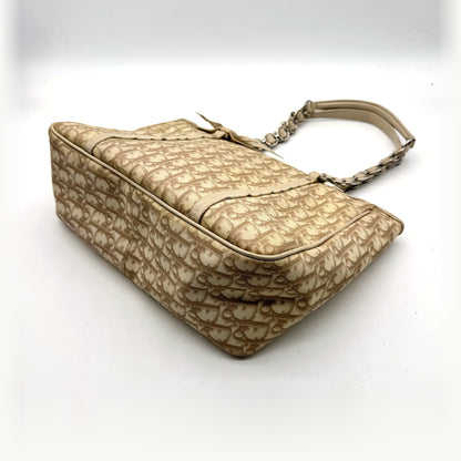 Dior Cabas Toile Trotter Beige - vue du dessous en angle