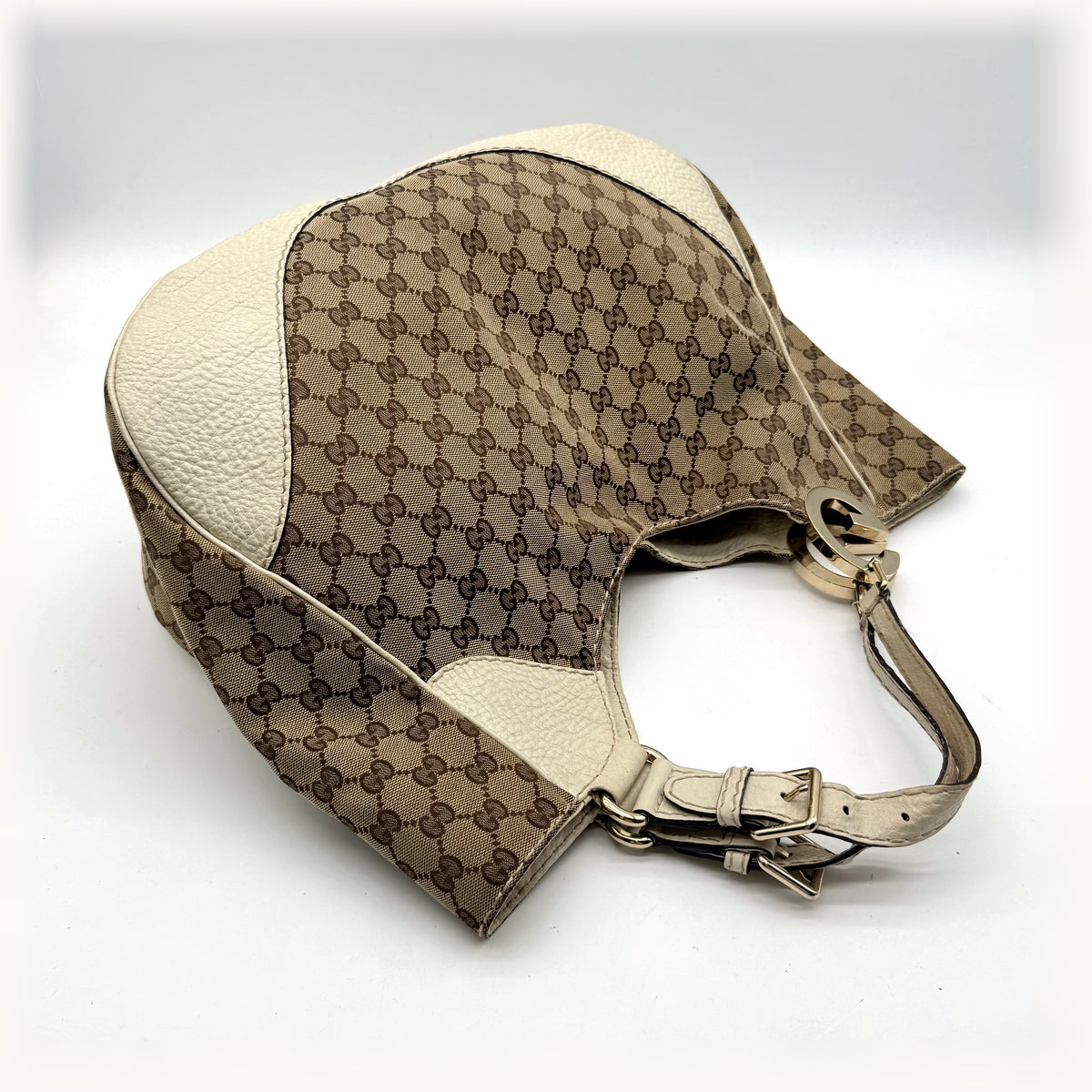 Gucci Tote Toile GG Beige et Cuir Crème - vue en angle, sac couché