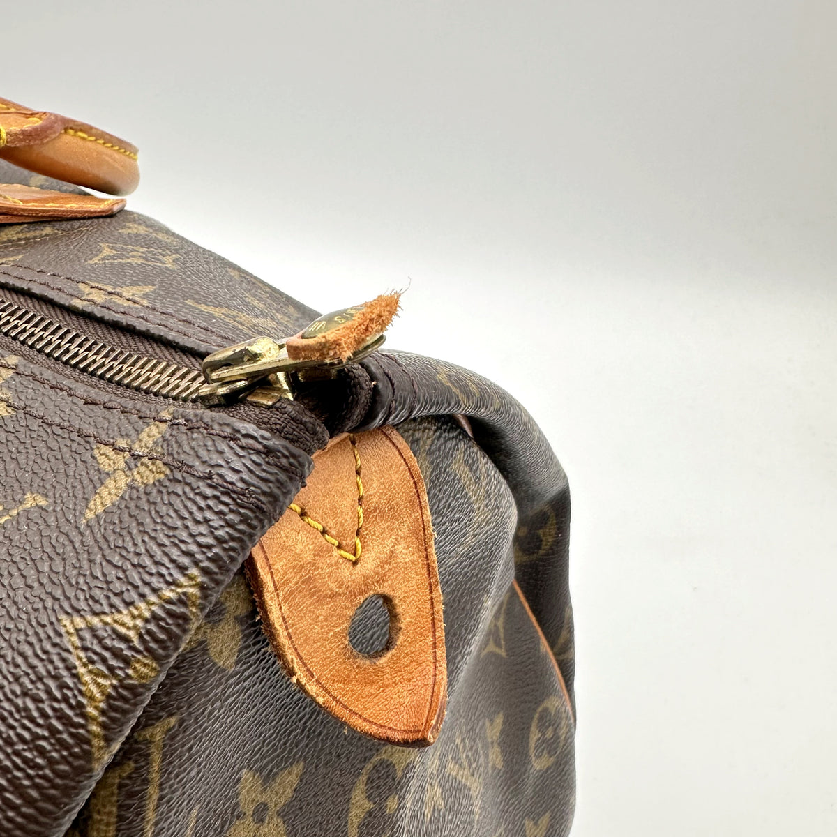 Louis Vuitton Speedy 40 Toile Monogram - détail de la patte de cuir latérale et du zip