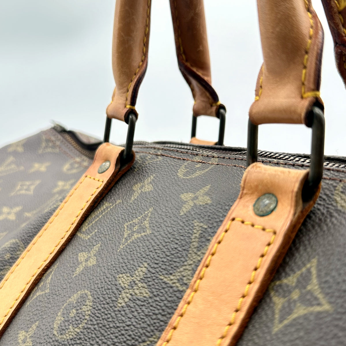 Louis Vuitton Keepall 45 Toile Monogram - détail des anses, de la bande de cuir et des rivets